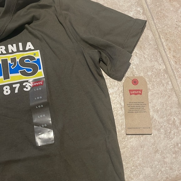 NWT Levi’s tshirt boys 12/13 size Med Large PLUS a couple accessories brand new - Picture 2 of 6
